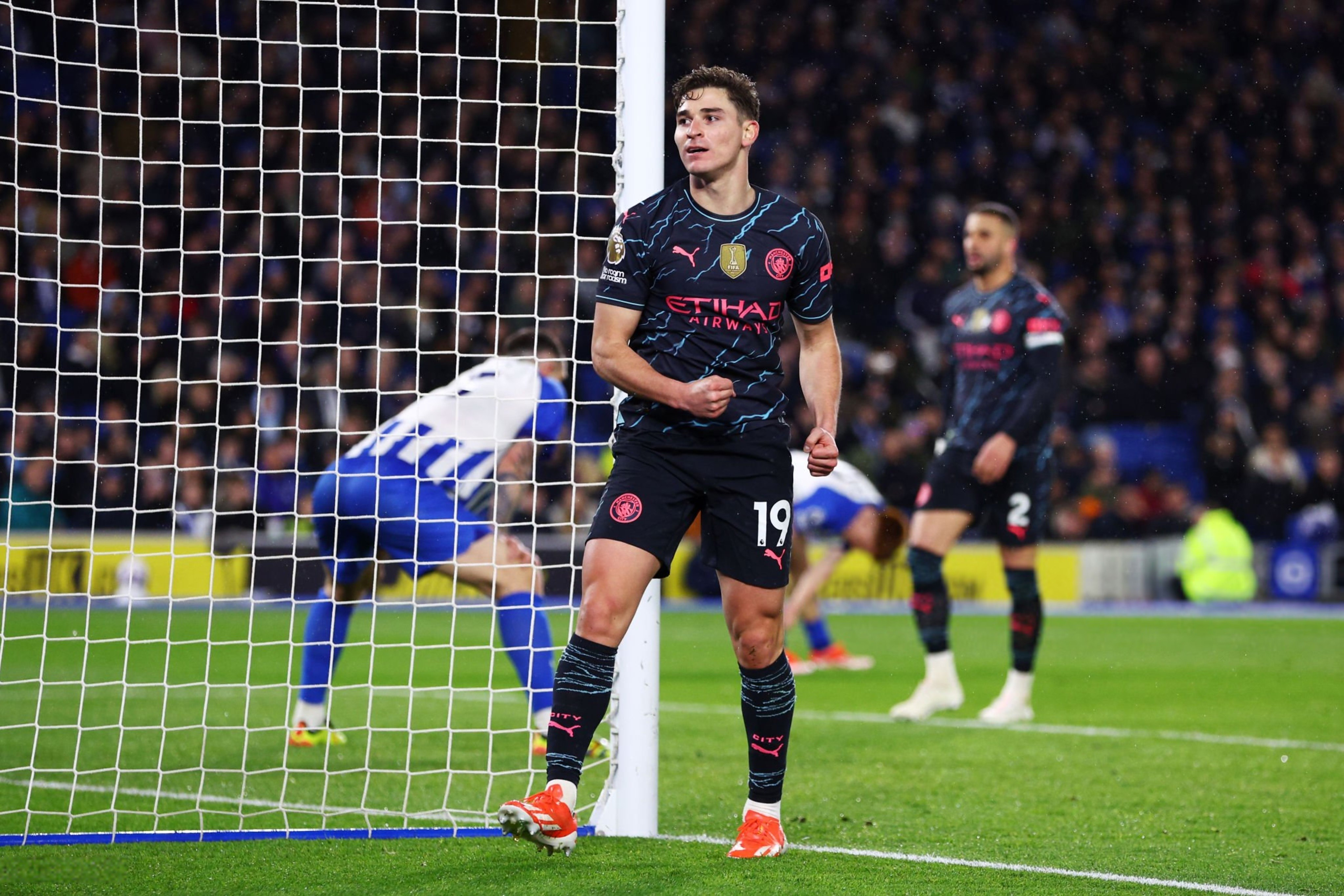 曼城前锋施里威尔梅开二度，助球队客场逼平赫尔城